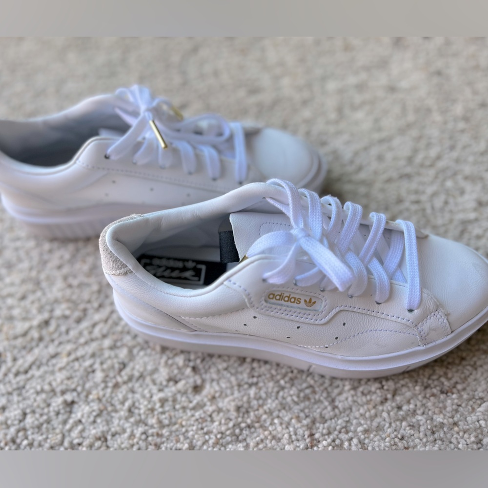 ADIDA Originals Women's Sleek Sneaker, FTWR White/Crystal White/Gold Sneakers